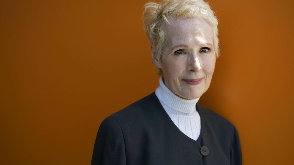 FILE - This June 23, 2019, file photo shows E. Jean Carroll in New York. President Donald Trump has lost a bid to block the advice columnist's lawsuit's over his remarks that she lied in accusing him of rape. In a decision Monday, Jan. 6, 2020, a Manhattan judge declined to order a hearing on Trump's request to dismiss Carroll's defamation suit and to put evidence-gathering on hold in the meantime. (AP Photo/Craig Ruttle, File) Foto: Craig Ruttle